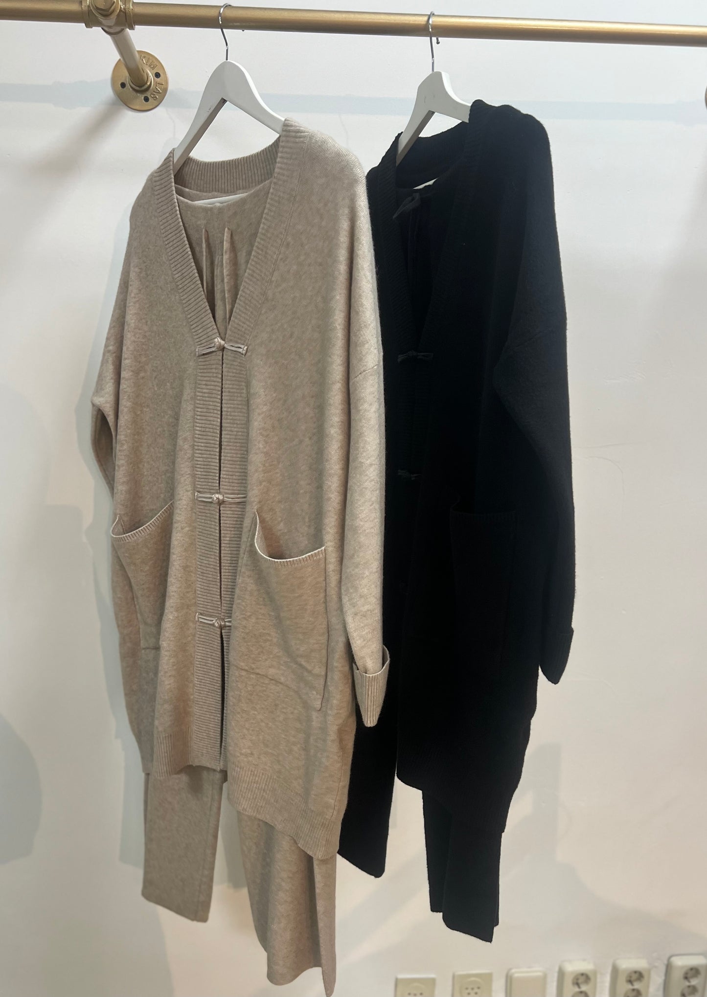 Twinset met knoop details en lage v-hals