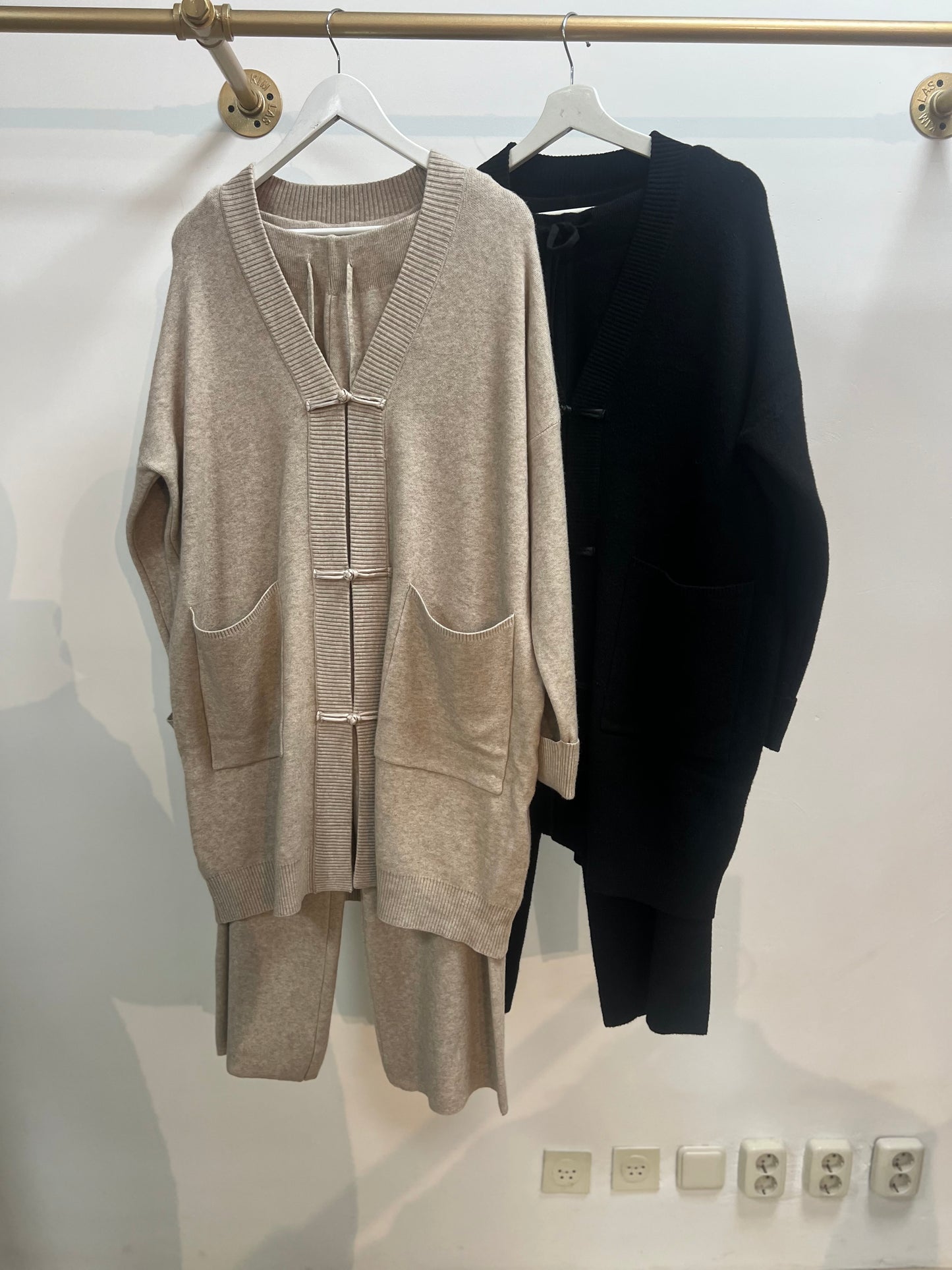 Twinset met knoop details en lage v-hals