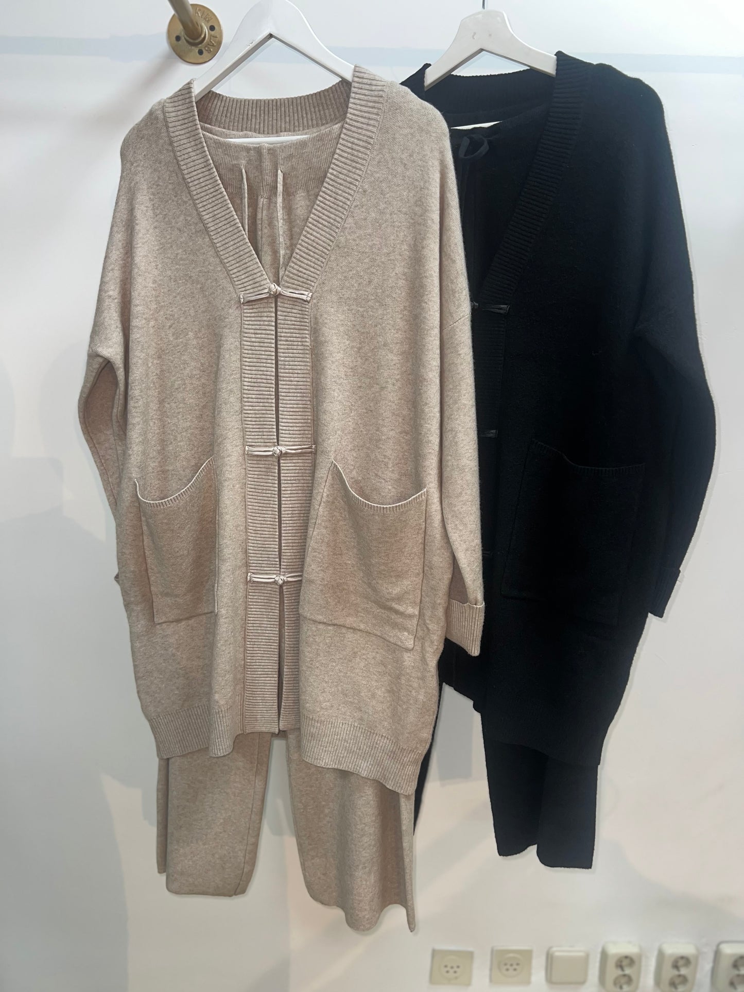 Twinset met knoop details en lage v-hals