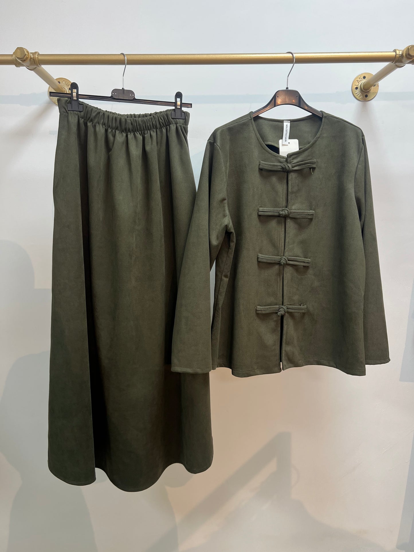 Twinset (met rok) en knoopdetails
