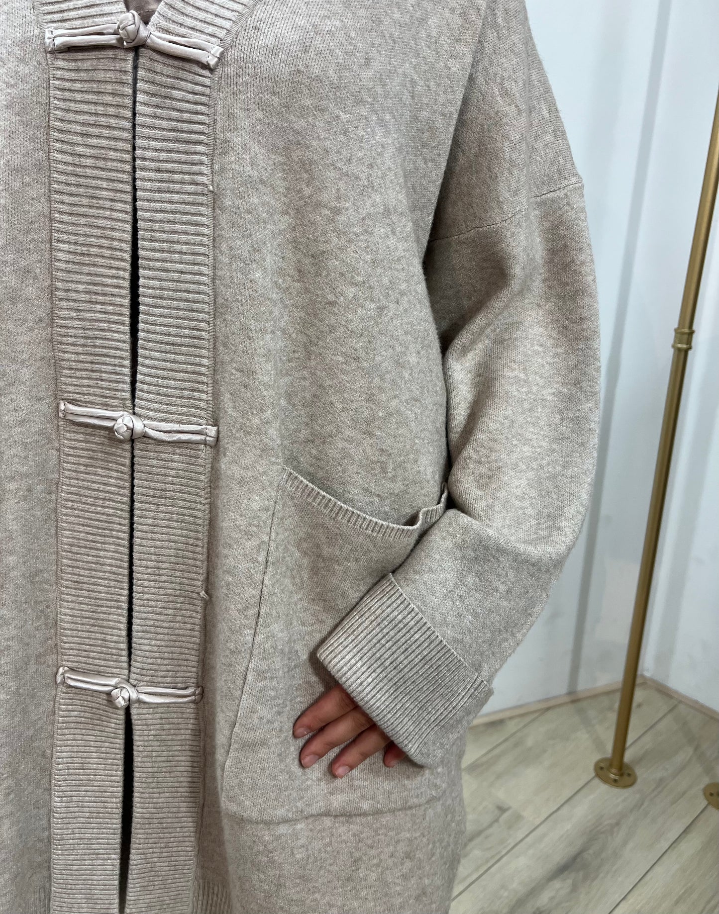Twinset met knoop details en lage v-hals